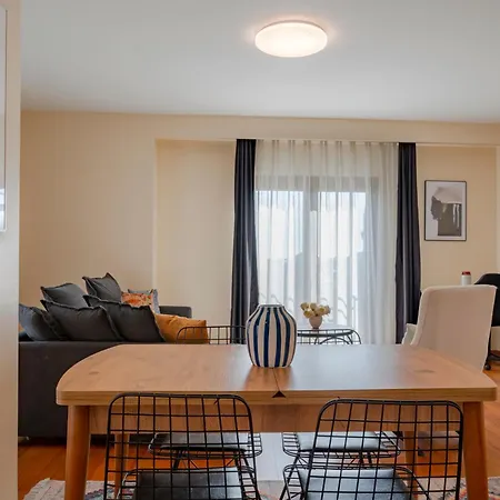 Spacious 1 Bedroom Bospohurs View With 2 Beds Apartment *