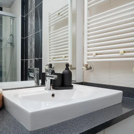 Spacious 1 Bedroom Bospohurs View With 2 Beds *